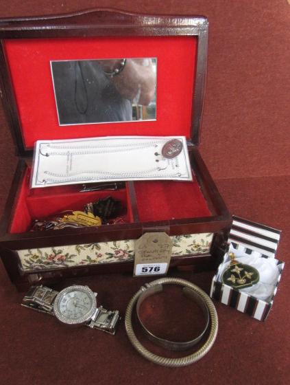 JEWELLERY BOX AND CONTENTS Image