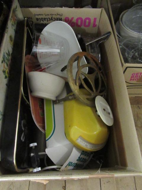 BOX OF KITCHENWARE Image
