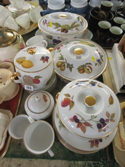 QUANTITY OF EVESHAM ROYAL WORCESTER CERAMICS Image