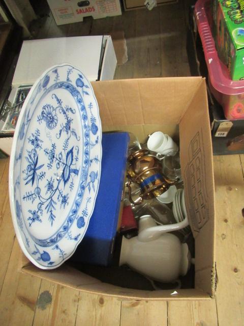 BOX OF MISCELLANEOUS INCLUDING BLUE AND WHITE MEAT PLATE Image