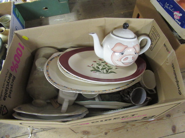BOX OF CERAMICS INCLUDING PIG TEAPOT Image