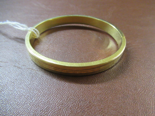 585 14K GOLD BANGLE Image