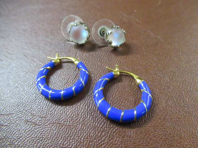 PAIR OF POLISHED STONE EAR STUDS AND A PAIR OF HOOP EARRINGS Image