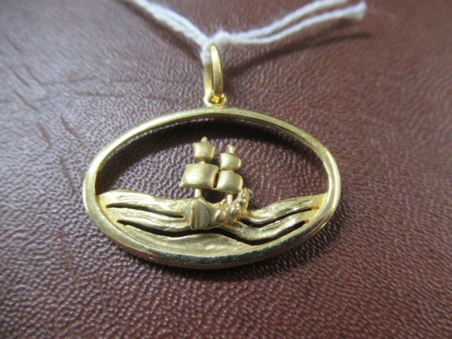 14CT GOLD OVAL PENDANT Image