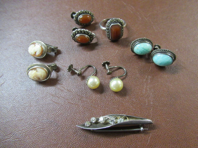 QUANTITY OF SILVER JEWELLERY Image