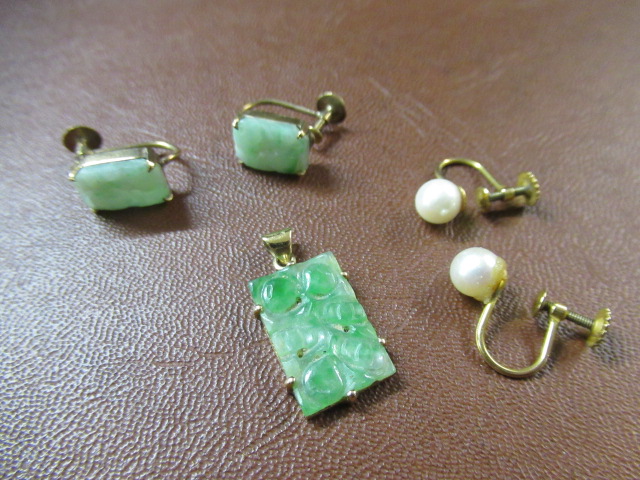 9CT GOLD EARRINGS AND PENDANT Image