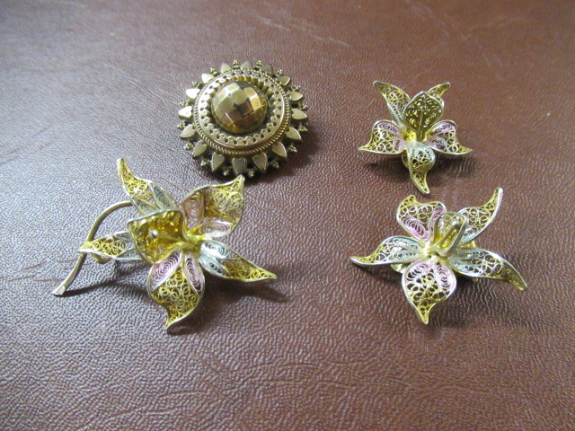 SILVER FLORAL EARRINGS AND BROOCH ETC Image
