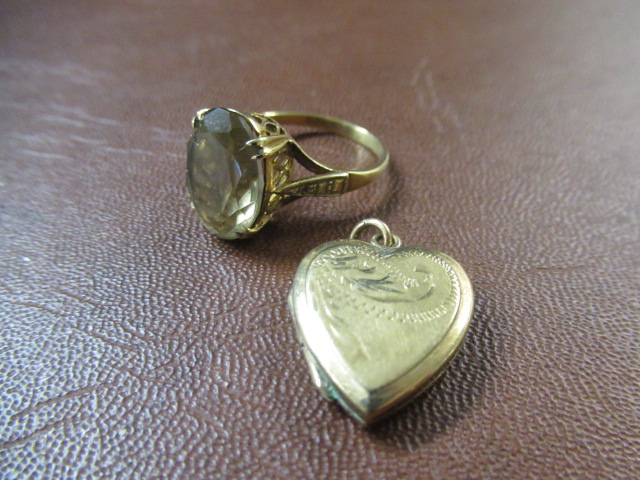 9CT GOLD RING AND PENDANT Image