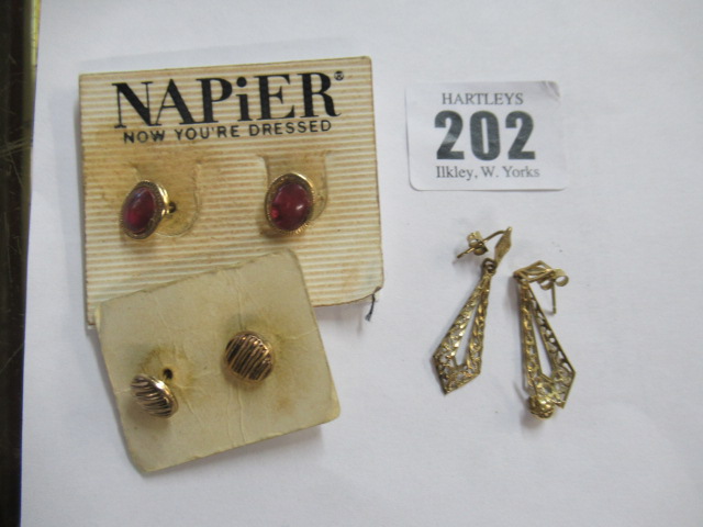 QUANTITY OF 9CT GOLD EARRINGS Image