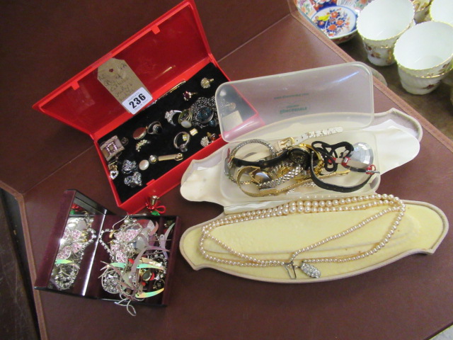 QUANTITY OF COSTUME JEWELLERY ETC Image