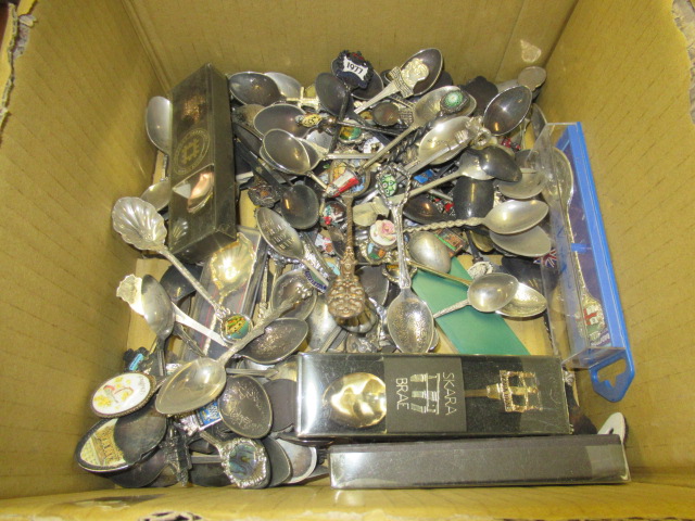 BOX OF COLLECTABLE SPOONS Image
