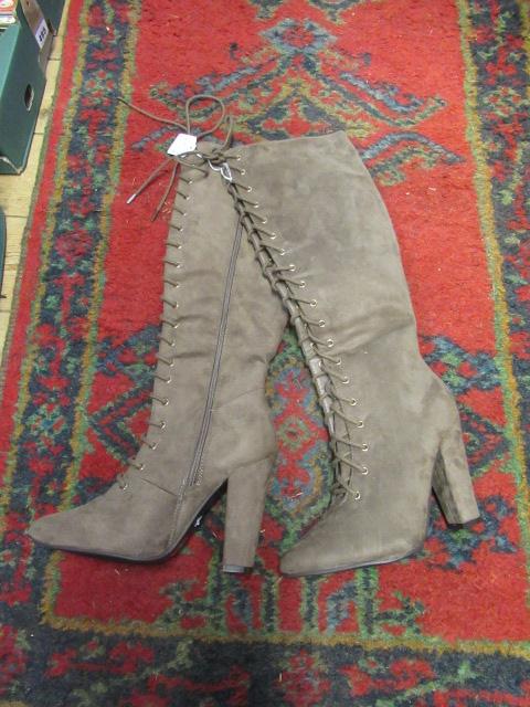 PAIR OF LADIES BOOTS Image