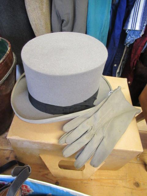 BOXED DUNN AND CO GREY TOP HAT AND SUEDE GLOVES Image