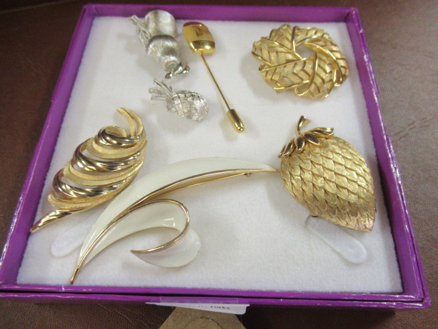 SIX TRIFARI BROOCHES AND A STICK PIN Image