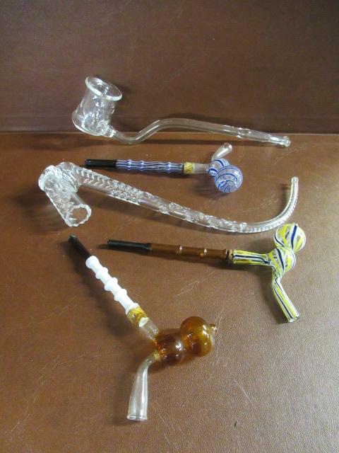 QUANTITY OF ANTIQUE AND LATER GLASS PIPES Image