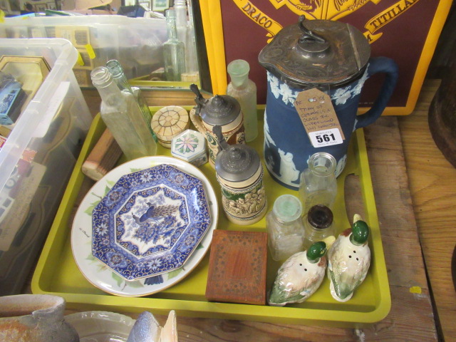 TRAY OF CERAMICS AND GLASS INCLUDING WEDGWOOD HOT WATER JUG Image