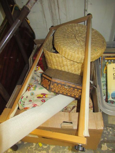 BOX OF MISCELLANEOUS INCLUDING THREAD Image