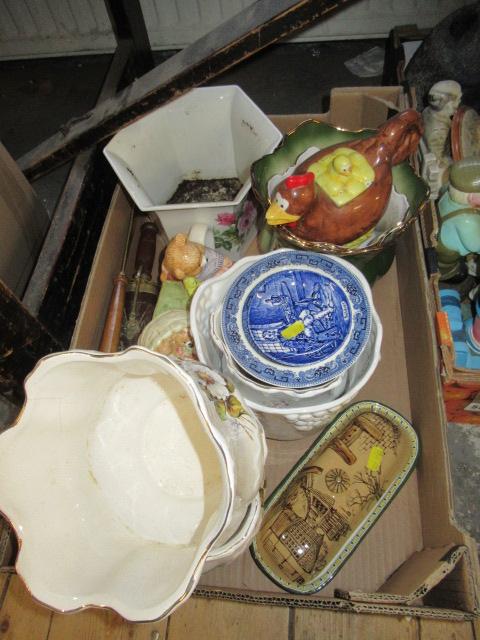 BOX OF MISCELLANEOUS CERAMICS INCLUDING SOAP DISH Image