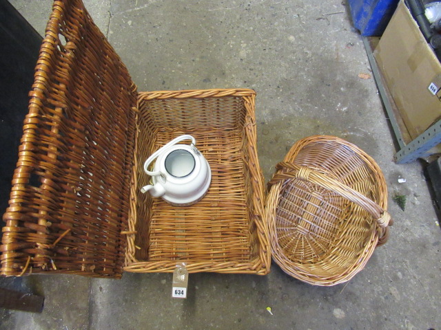 WICKER HAMPER AND BASKET Image