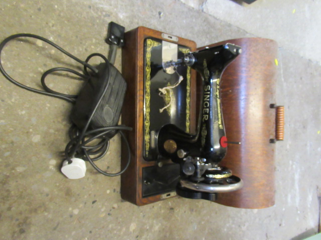 CASED SINGER SEWING MACHINE Image
