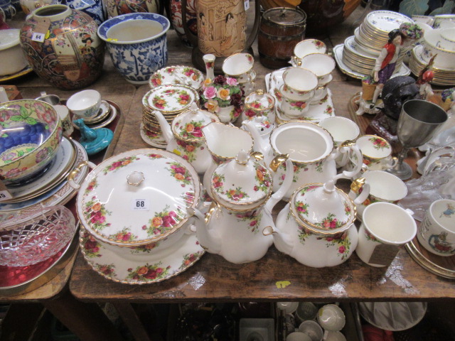 QUANTITY OF ROYAL ALBERT OLD COUNTRY ROSES TEA AND DINNERWARE Image