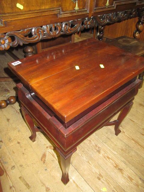 MAHOGANY RISE AND FALL SEAT Image