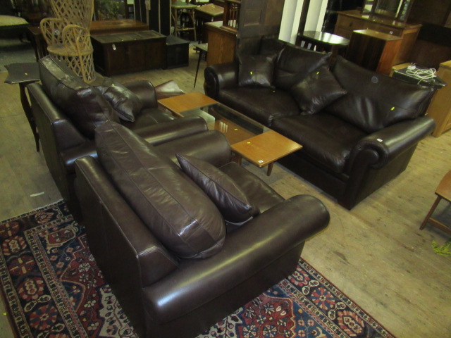 MODERN LEATHER SETTEE AND TWO ARM CHAIRS Image