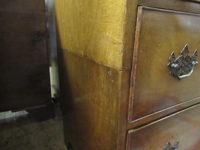 MAHOGANY CHEST OF DRAWERS Image