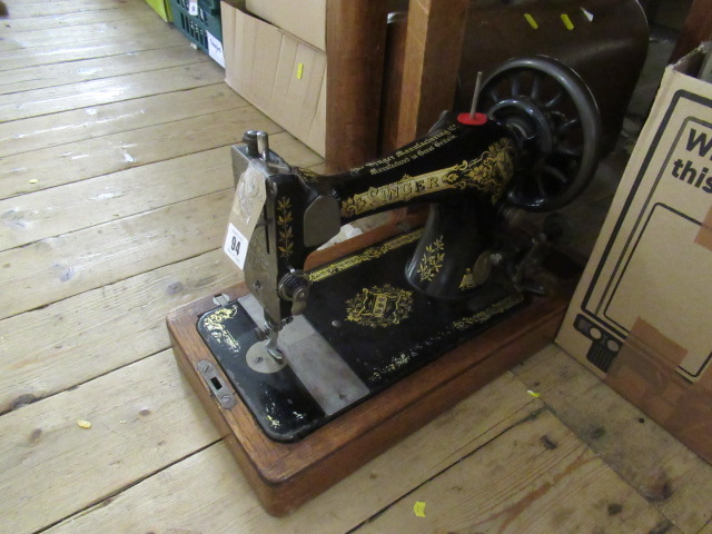 SINGER SEWING MACHINE Image