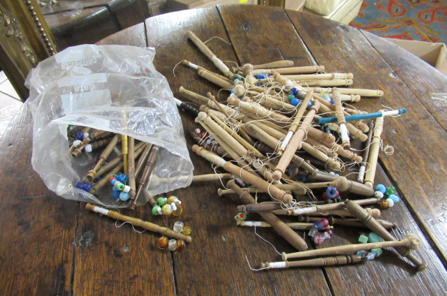 QUANTITY OF TURNED WOOD AND OTHER LACE BOBBINS Image