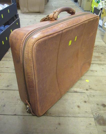 VINTAGE LEATHER SUITCASE Image