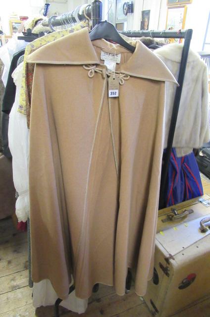LADIES JAEGER CAMEL WOOL VINTAGE CAPE Image