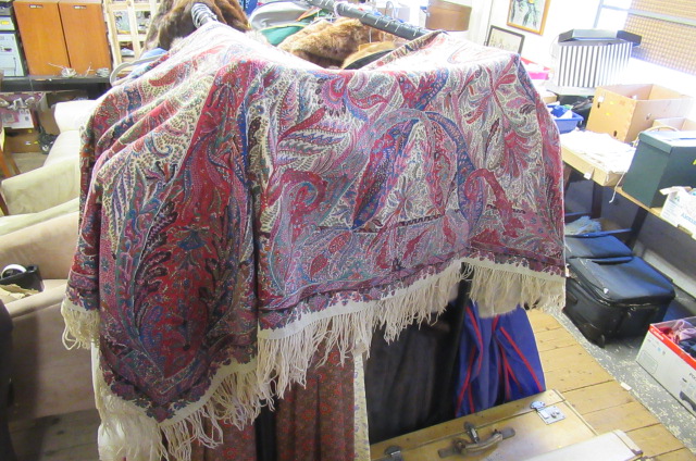LARGE PRINTED PAISLEY WOOL SHAWL Image