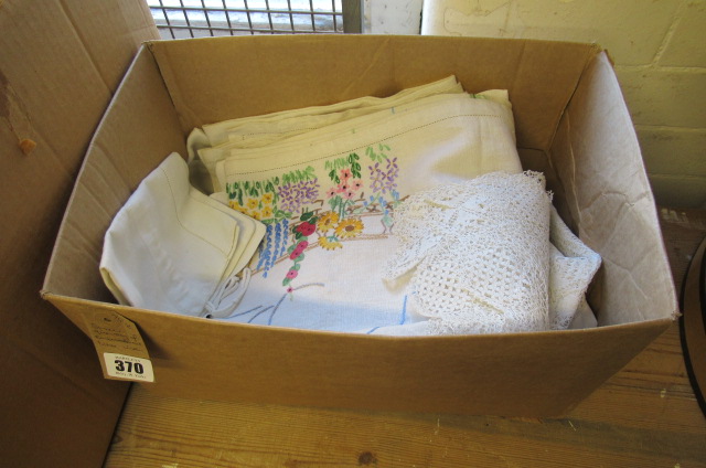 SMALL QUANTITY OF EMBROIDERED TABLE LINEN Image