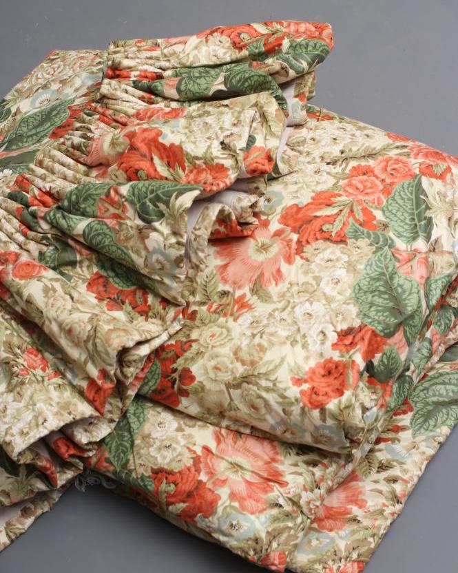 PAIR OF GLAZED CHINTZ CURTAINS APPROX 103IN WIDE 71IN DROP AND MATCHING PELMET Image