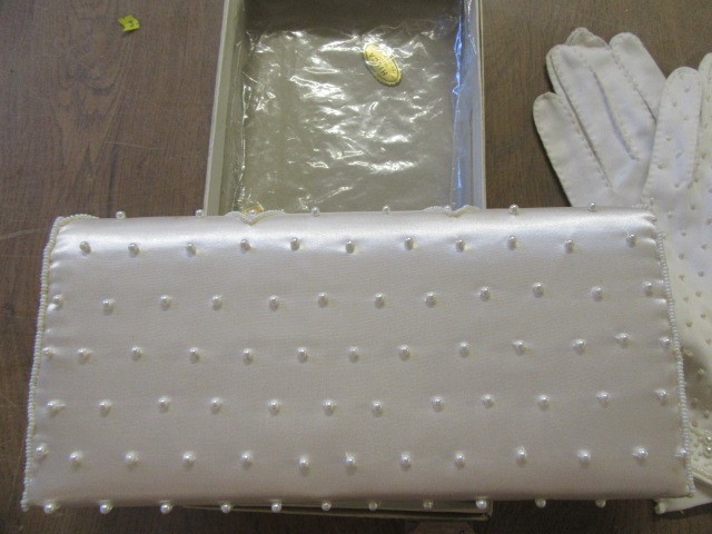 1960S BEADED CLUTCH BAG AND GLOVES Image