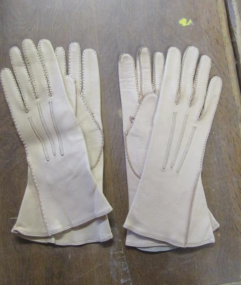 TWO PAIRS OF LADY'S LEATHER GLOVES AND SEVEN OTHER PAIRS (9) Image