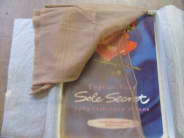 BNIB PAIR OF ELEGANCE ENGLISH ROSE NYLONS AND GOSSARD CORSET (2) Image