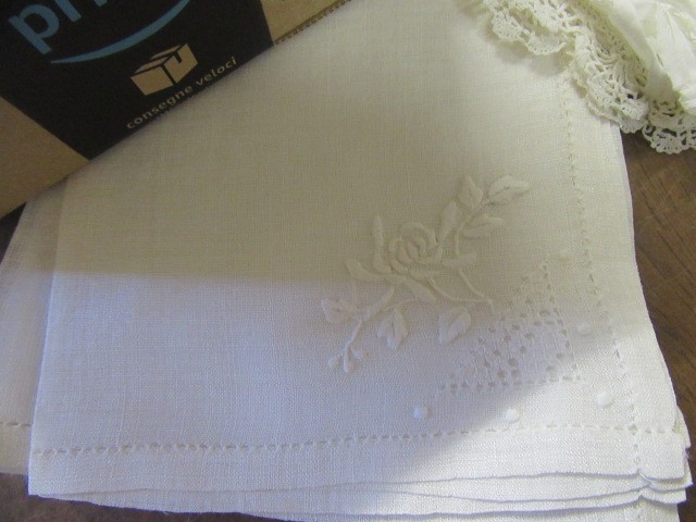 BOX OF VINTAGE HANDKERCHIEFS Image