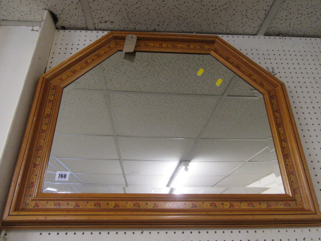 DECORATIVE FRAMED MIRROR Image