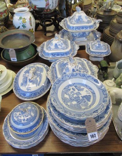 QUANTITY OF CORONAWARE BLUE AND WHITE WILLOW PATTERN DINNER WARE Image