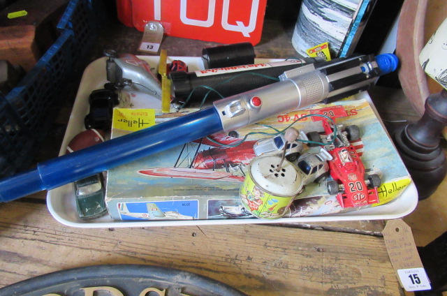 TRAY OF VINTAGE AND OTHER TOYS INCLUDING LIGHT SABER Image
