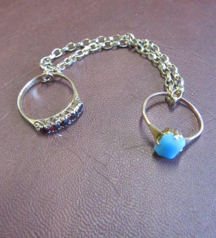 THREE PIECES OF 9CT GOLD JEWELLERY Image