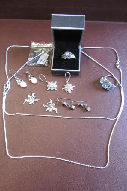 QUANTITY OF SILVER JEWELLERY ETC Image