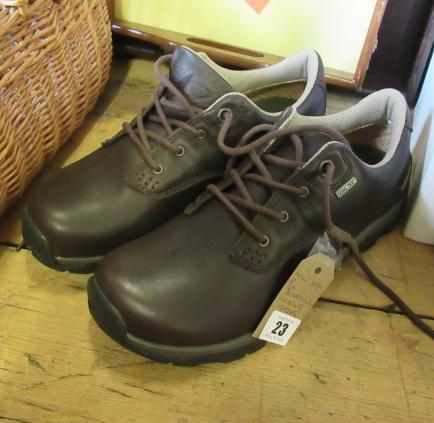 PAIR OF GENTS BRASHER WALKING SHOES SIZE 8.5 Image