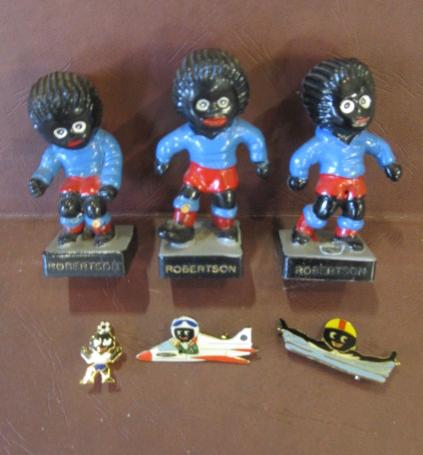 ROBERTSON'S FOOTBALLING GOLLYS Image