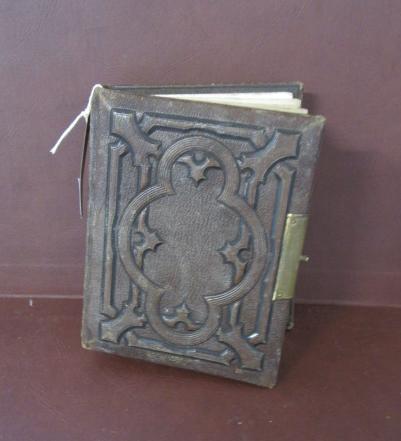 SMALL VICTORIAN PHOTOGRAPH ALBUM WITH PORTRAITS OF WWI SOLDIERS Image