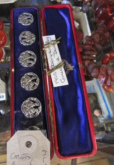 CASED SET OF BUTTONS Image