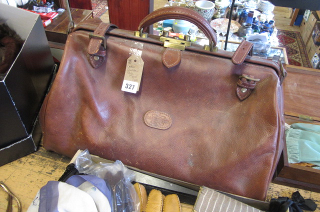 LEATHER GLADSTONE STYLE TRAVEL BAG Image