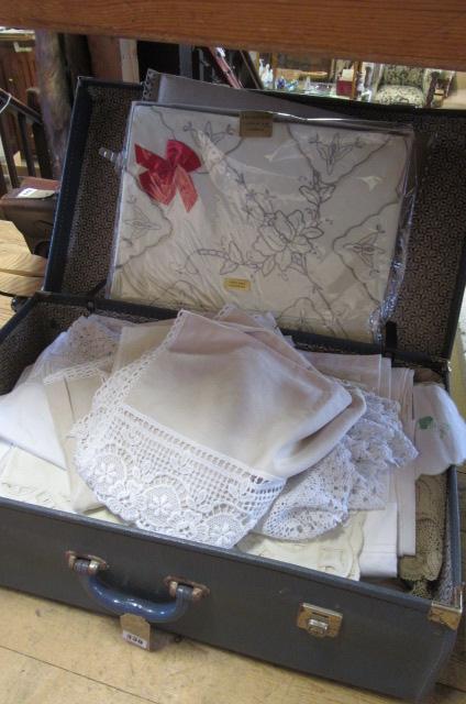 SUITCASE OF TABLE AND BED LINEN Image